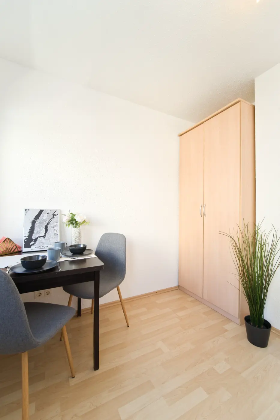 Esstisch mit zwei Stühlen, nutzbar als Arbeitsplatz