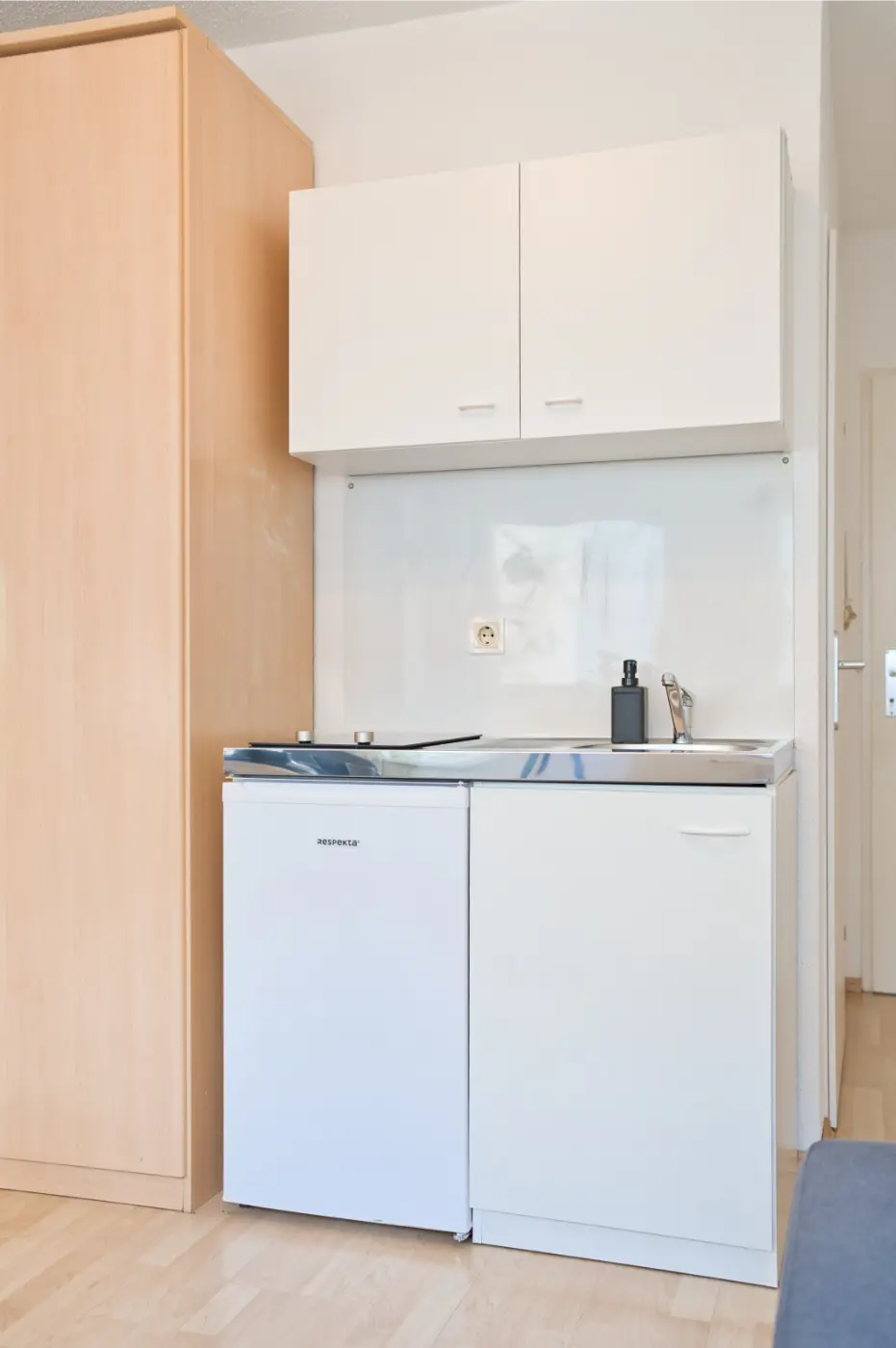Küchenzeile mit Kochfeld, Spüle und Kühlschrank