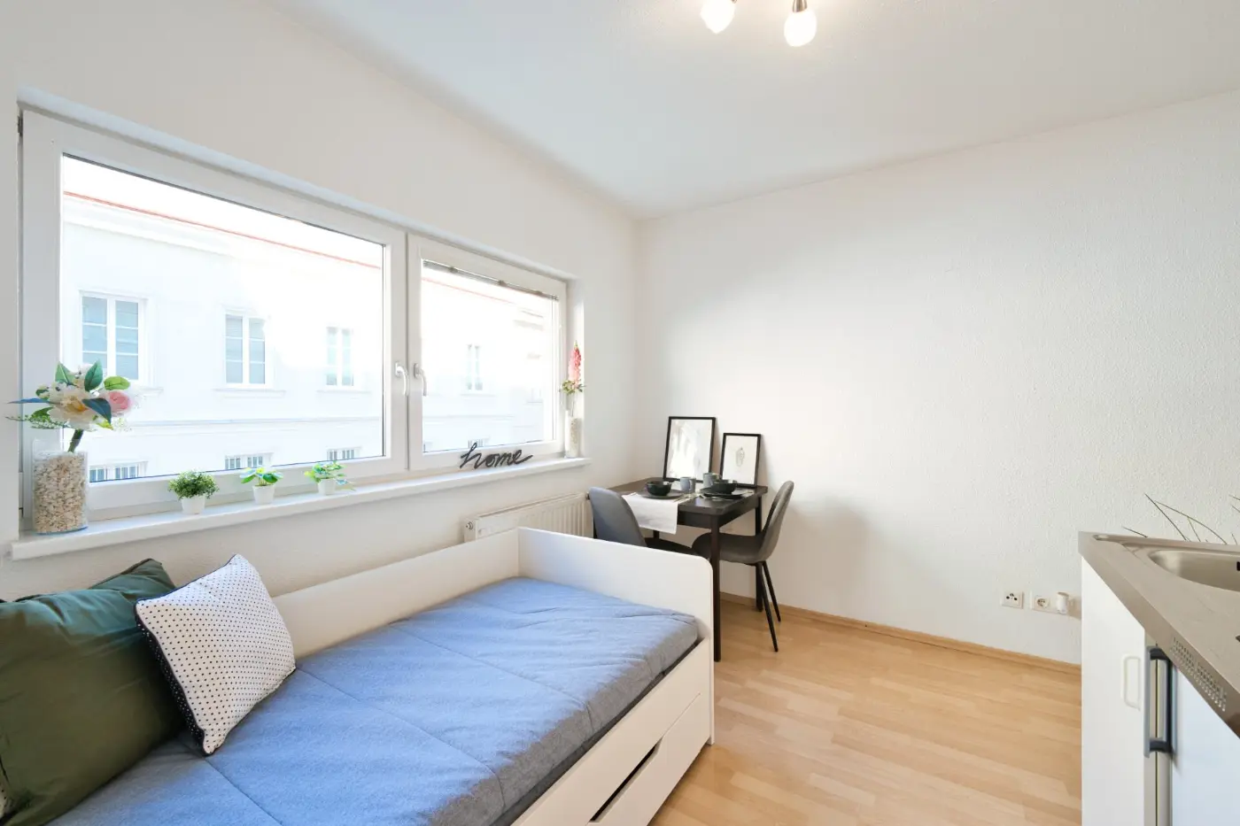 Bett mit Bettkasten unter dem Fenster