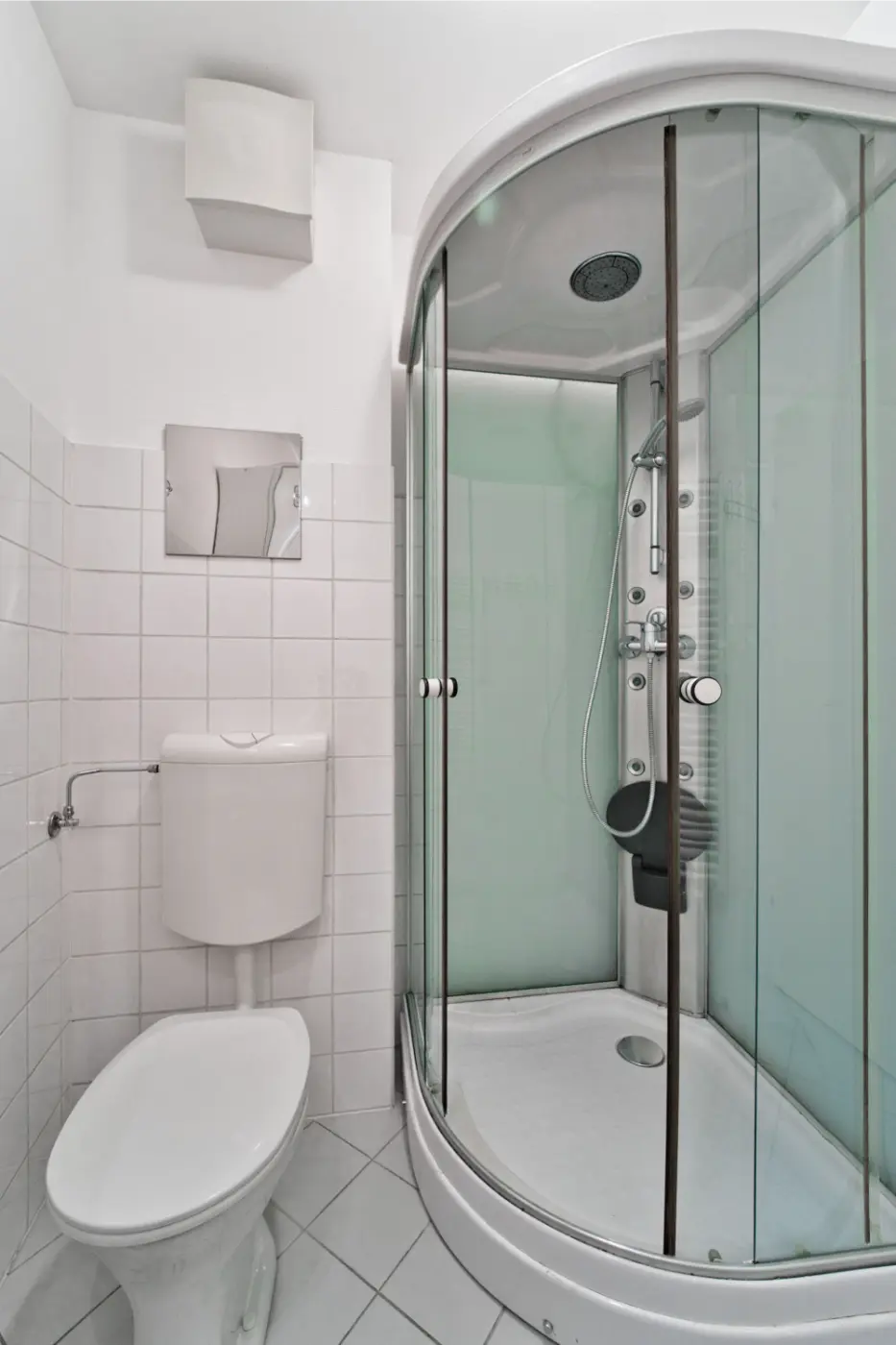 Bad mit Duschkabine und WC